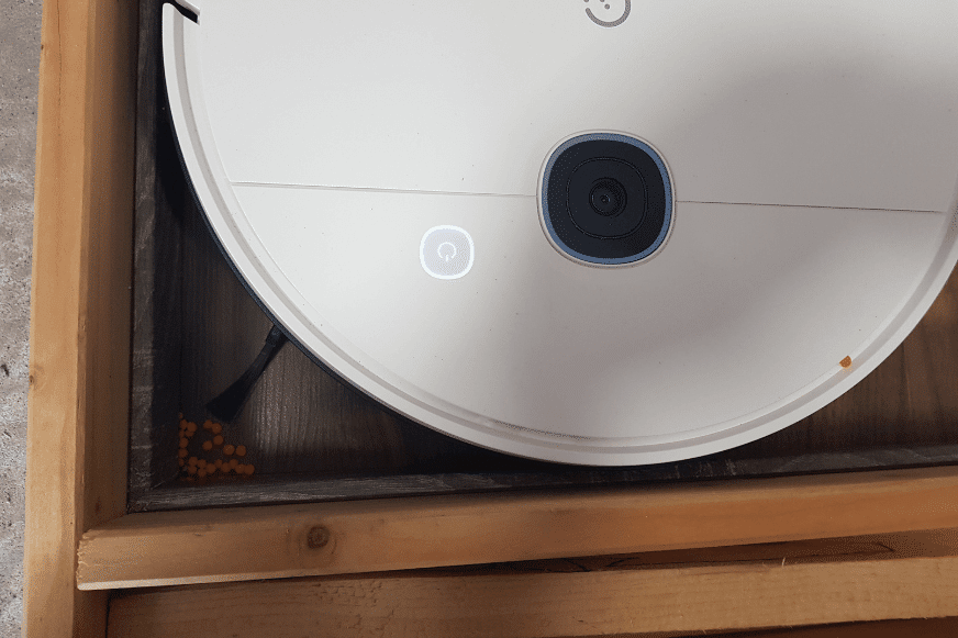 Yeedi Vac Hybrid saugt in einer Ecke